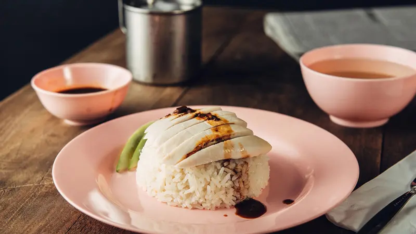 Sliced chicken over rice with sauce at Go-Ang Pratunam