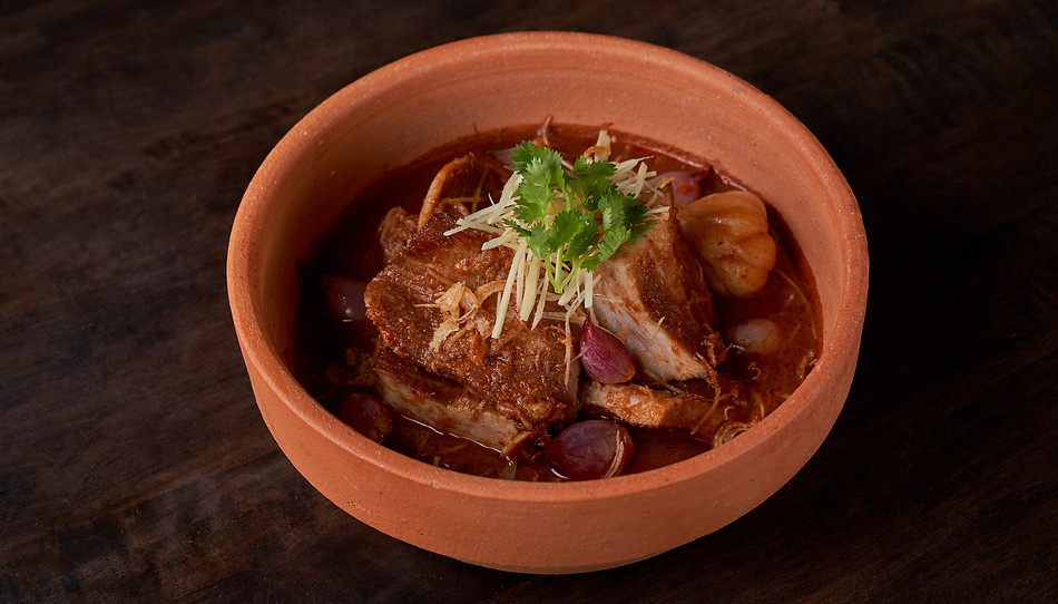 Northern pork curry served in a clay bowl at Kiti Panit