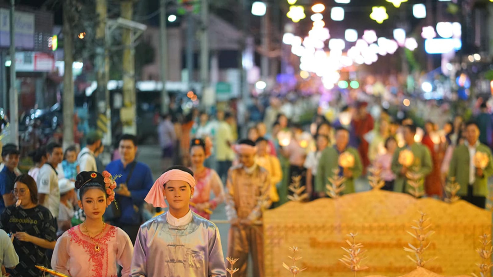 Crowds and performers in the Mae Sariang Ok Wa procession