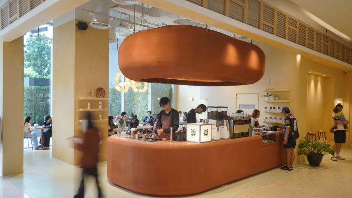 Onibus Coffee Central Park counter Curved coffee counter at Onibus Coffee Central Park Bangkok