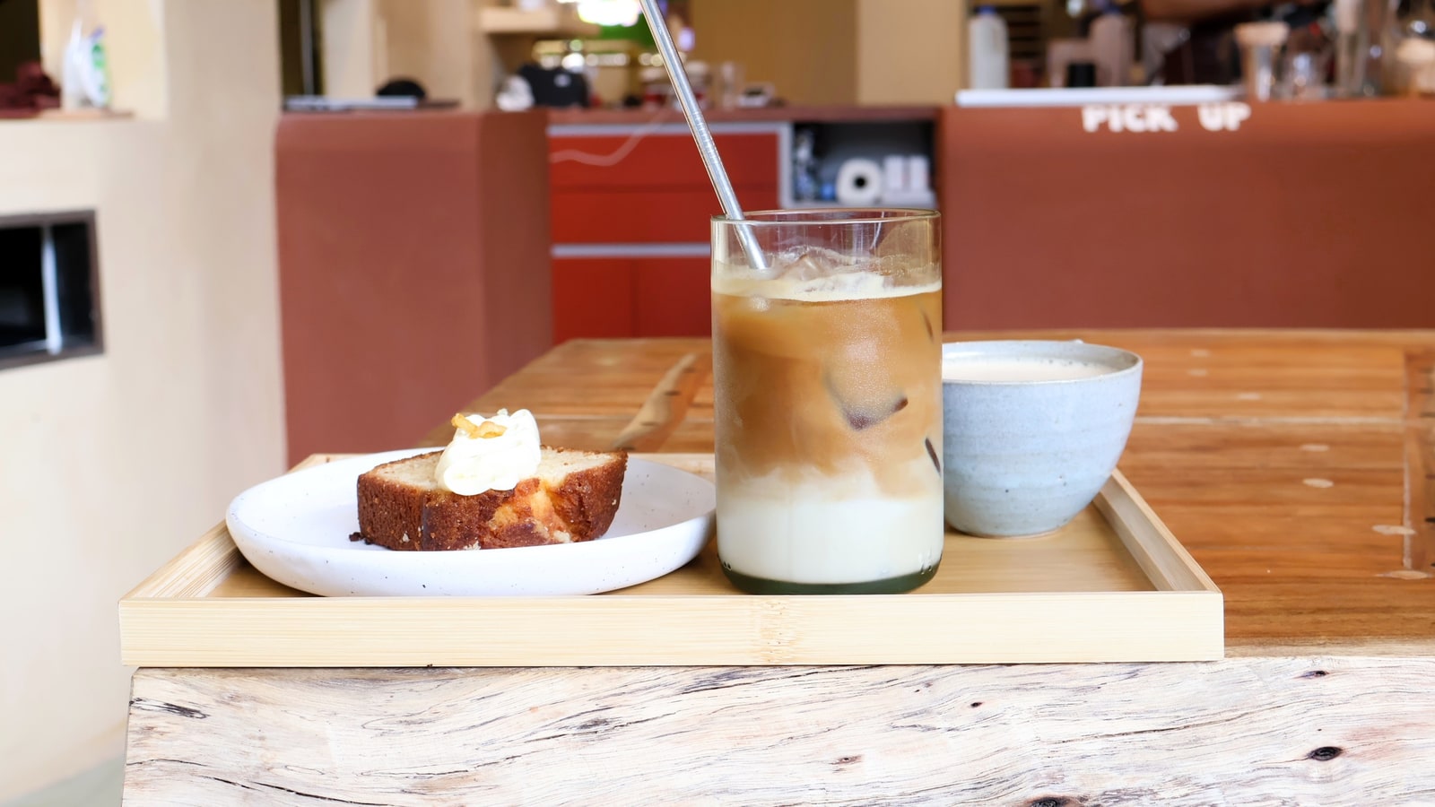 Coffee drink and cake served at Onibus Coffee Central Park