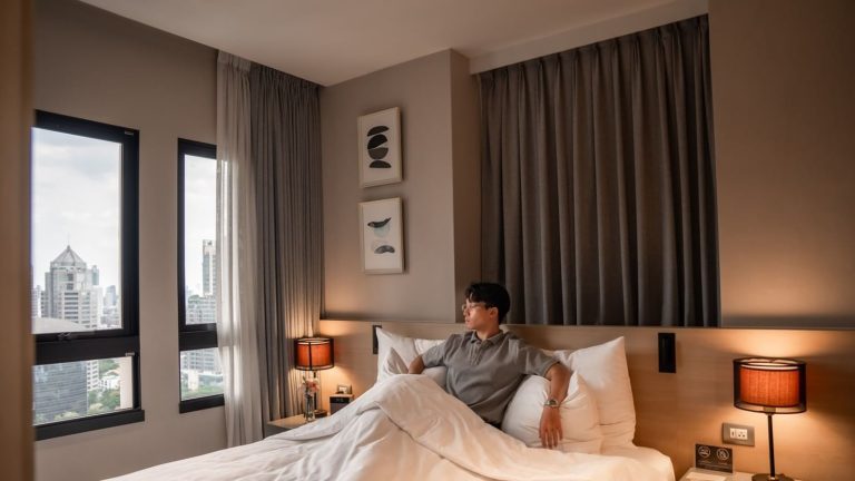 Contemporary guest room at Sindhorn Midtown Bangkok