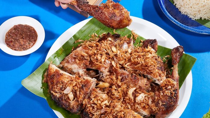 Crispy garlic chicken dish served at Thai Taste Hub Mahanakhon CUBE