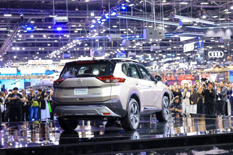 Vehicle display and visitors inside the official Motor Expo