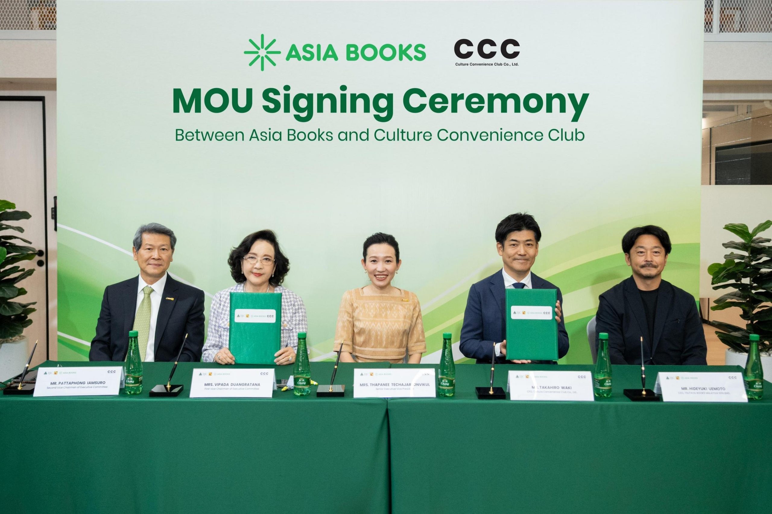 Representatives from TSUTAYA and Asia Books at the partnership signing