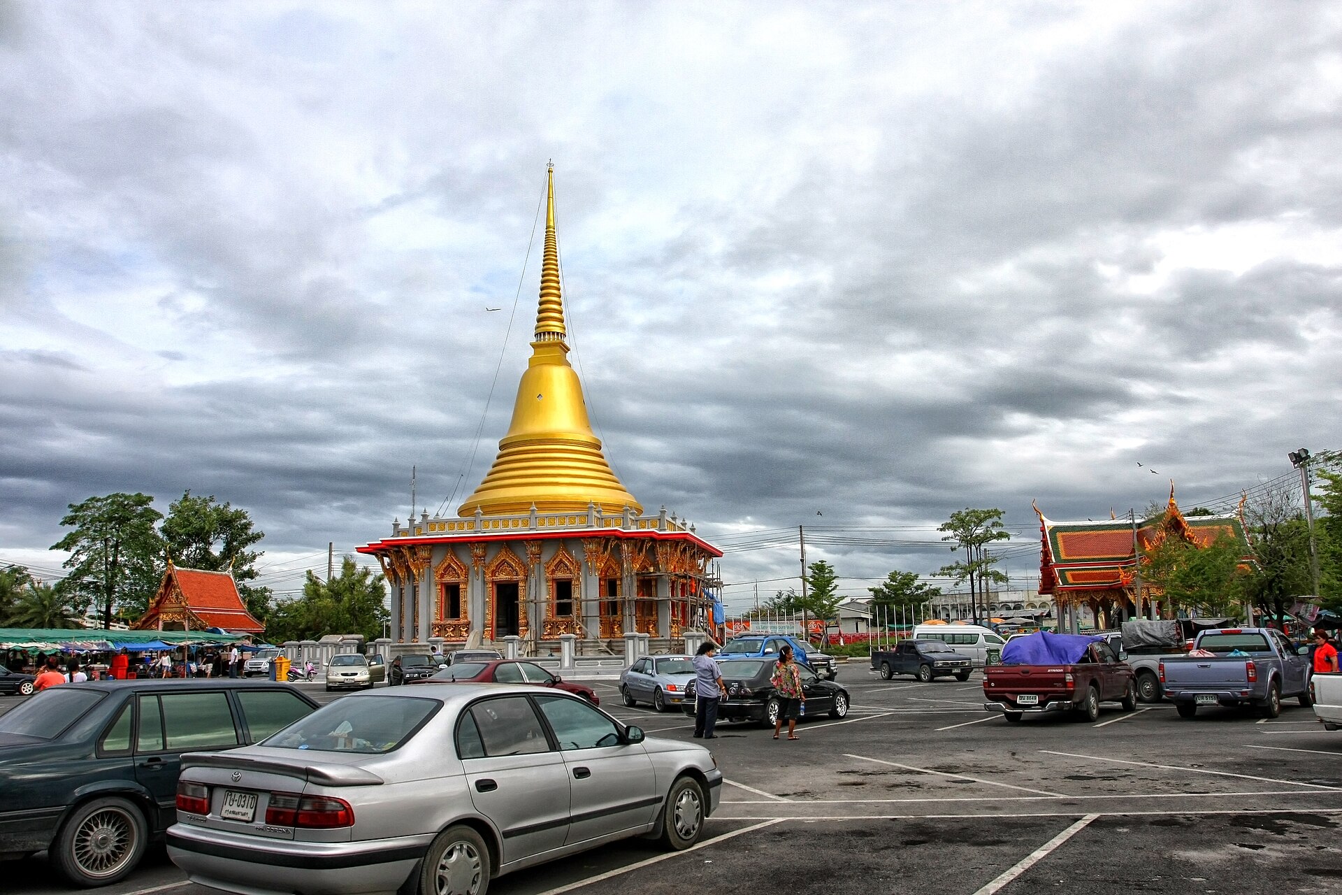 Temple grounds at Wat Bang Phli Yai Nai in Samut Prakan