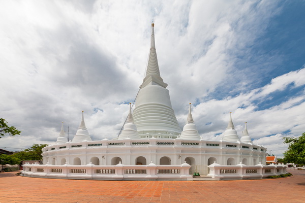Wat Prayoon white chedi Phra Borommathat Maha Chedi at Wat Prayoon Bangkok