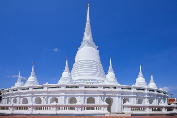 White chedi and surrounding structures at Wat Prayoon