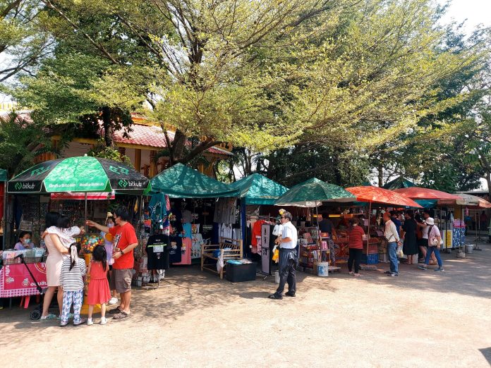 Food boats and canal-side stalls at Wat Saphan Floating Market