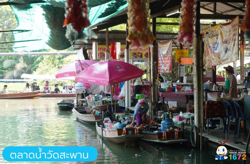 Vendors cooking from boats at Wat Saphan Floating Market