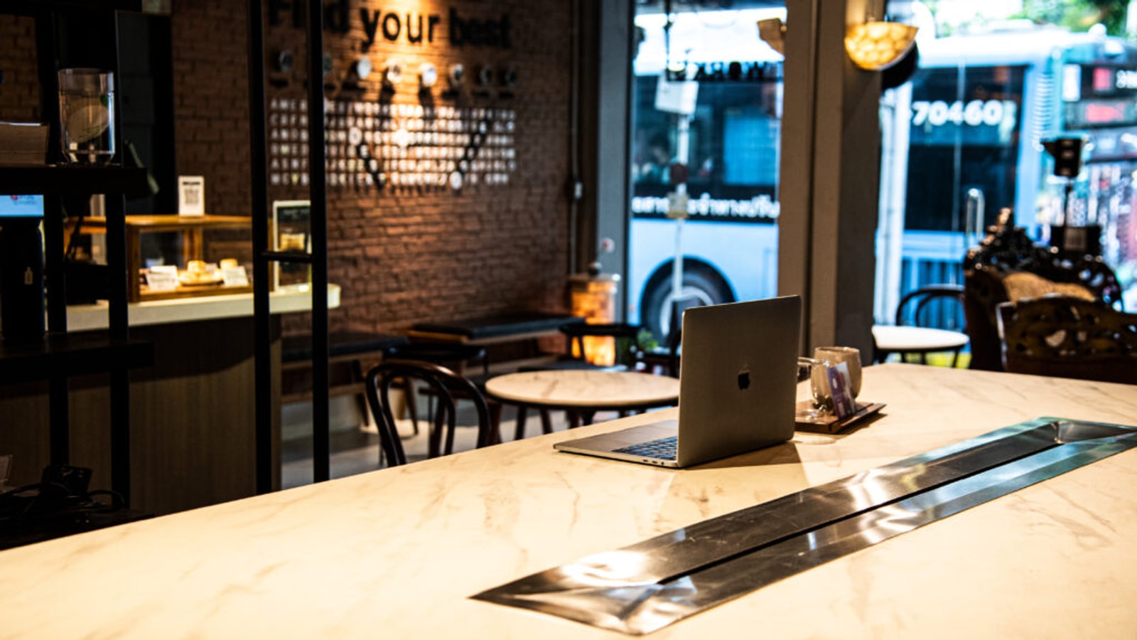 Counter and seating at Y'EST WORKS Sukhumvit 30